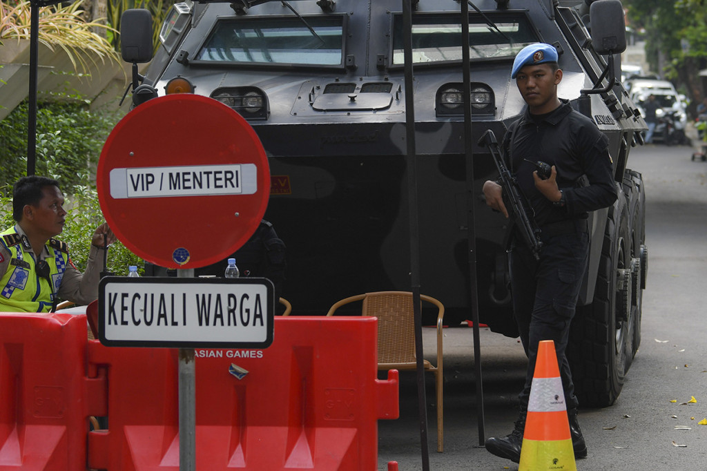 Aparat turut memberi memberi tanda dilarang masuk ke kawasan itu kecuali pejabat VIP dan warga sekitar.